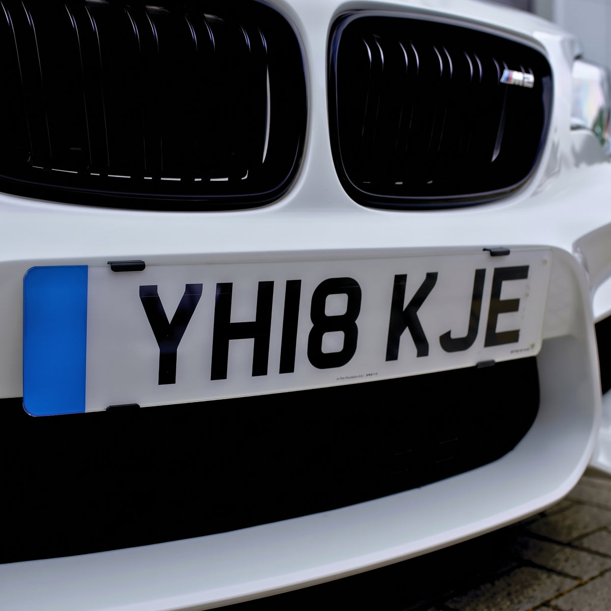 UK front number plate fitted frameless with PLEXICLICK® V1.3D UK black – no surround, no dealer advertising